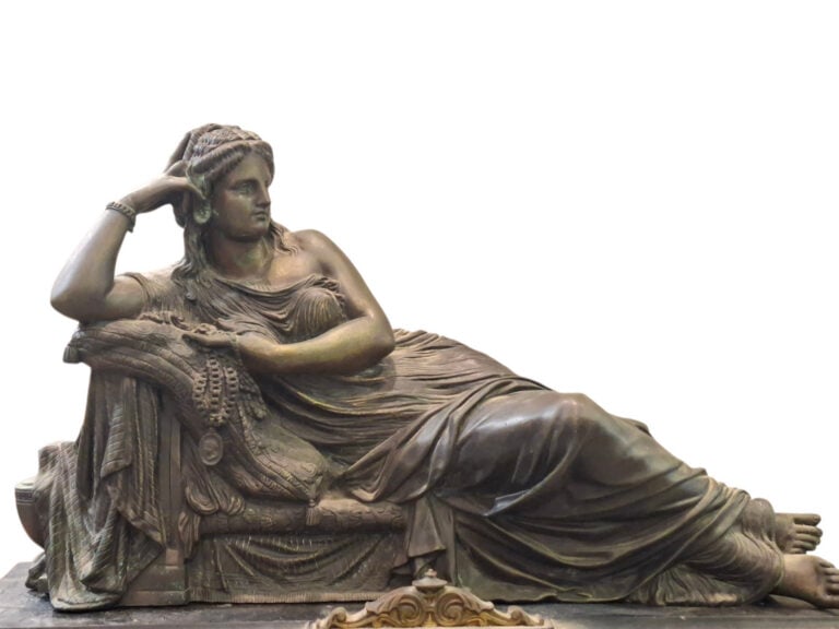 Pendule de cheminée en régule surmontée d'une femme drapée à l'antique - Base e…