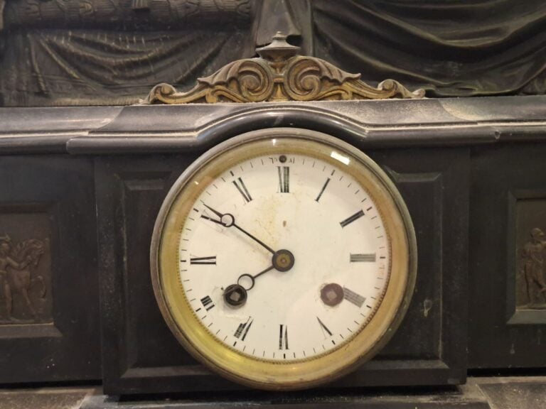 Pendule de cheminée en régule surmontée d'une femme drapée à l'antique - Base e…