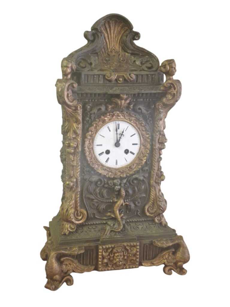 Pendule de style néo-Renaissance en régule patiné et doré à décor d'enroulement…