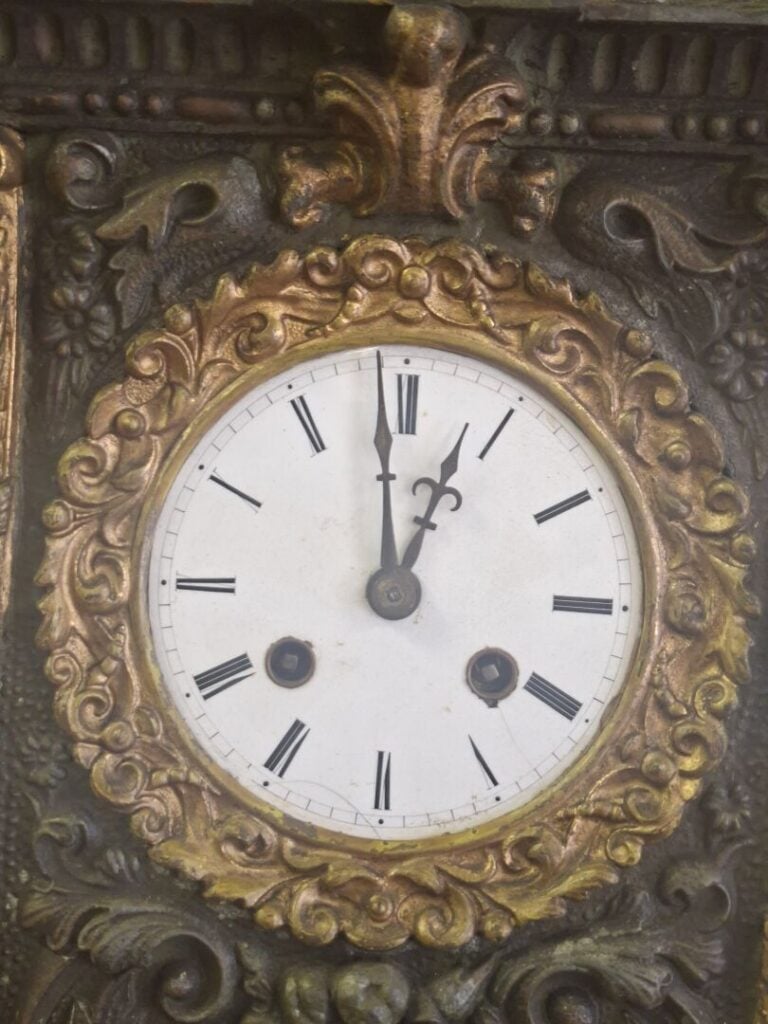 Pendule de style néo-Renaissance en régule patiné et doré à décor d'enroulement…