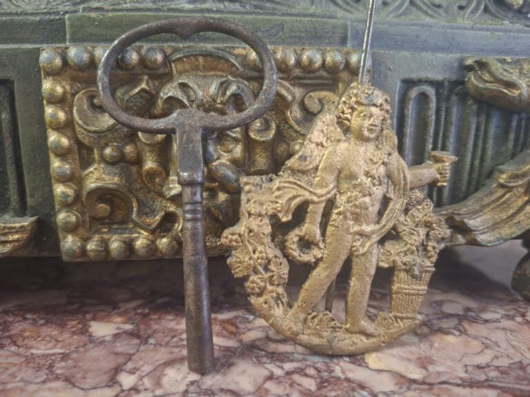 Pendule de style néo-Renaissance en régule patiné et doré à décor d'enroulement…