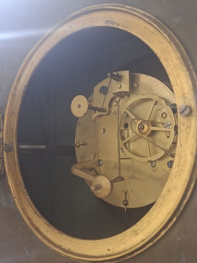 Pendule de style néo-Renaissance en régule patiné et doré à décor d'enroulement…