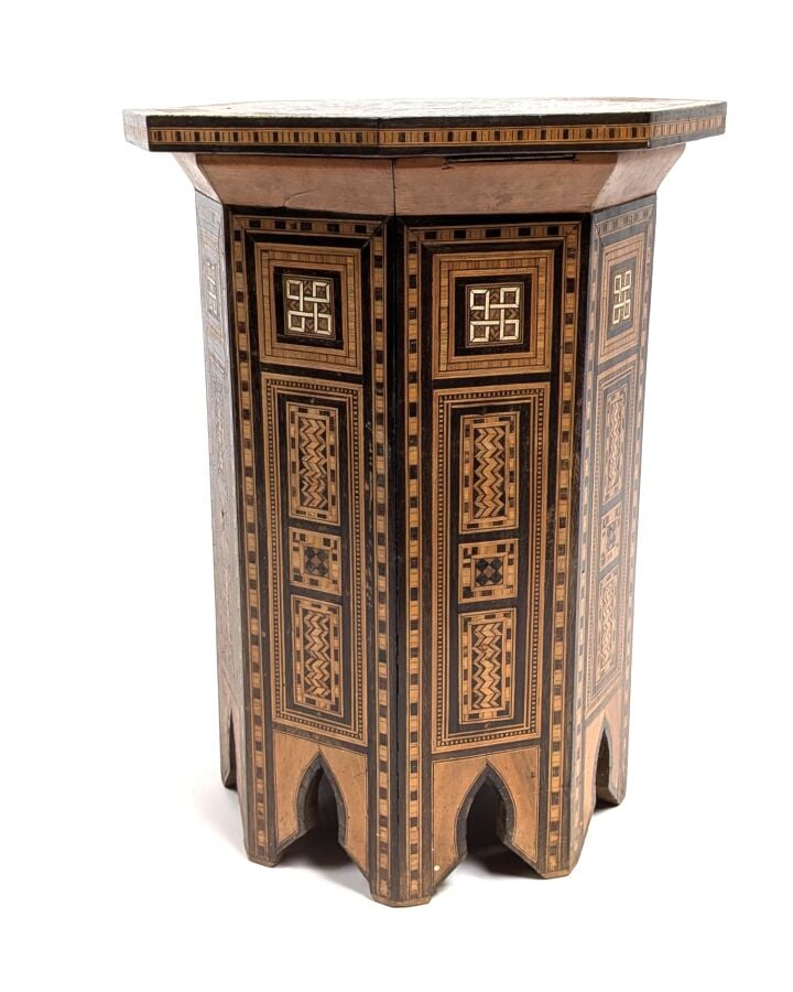 Petit guéridon oriental à plateau octogonal en bois de placage incrusté de nacr…