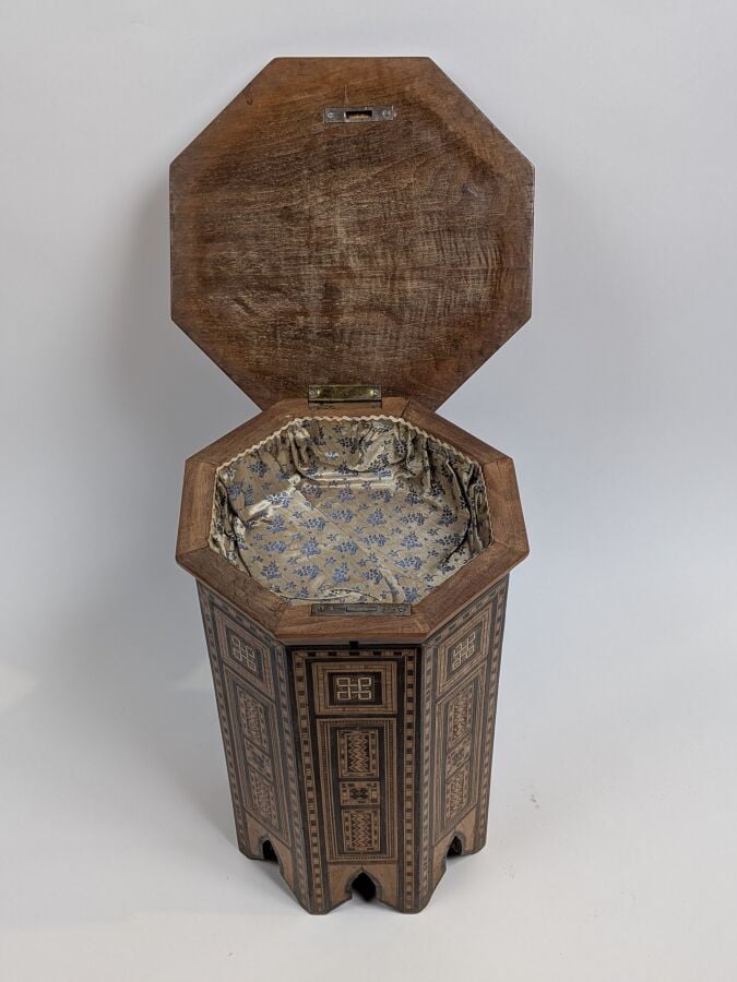 Petit guéridon oriental à plateau octogonal en bois de placage incrusté de nacr…