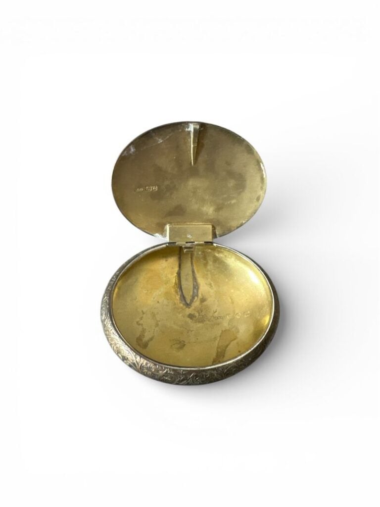 Petite boîte ovale en argent à décor ciselé de rinceaux et enroulements feuilla…
