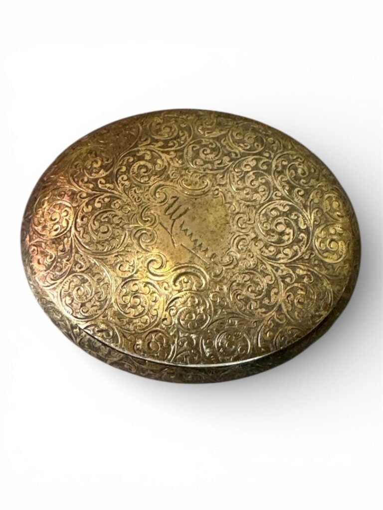 Petite boîte ovale en argent à décor ciselé de rinceaux et enroulements feuilla…