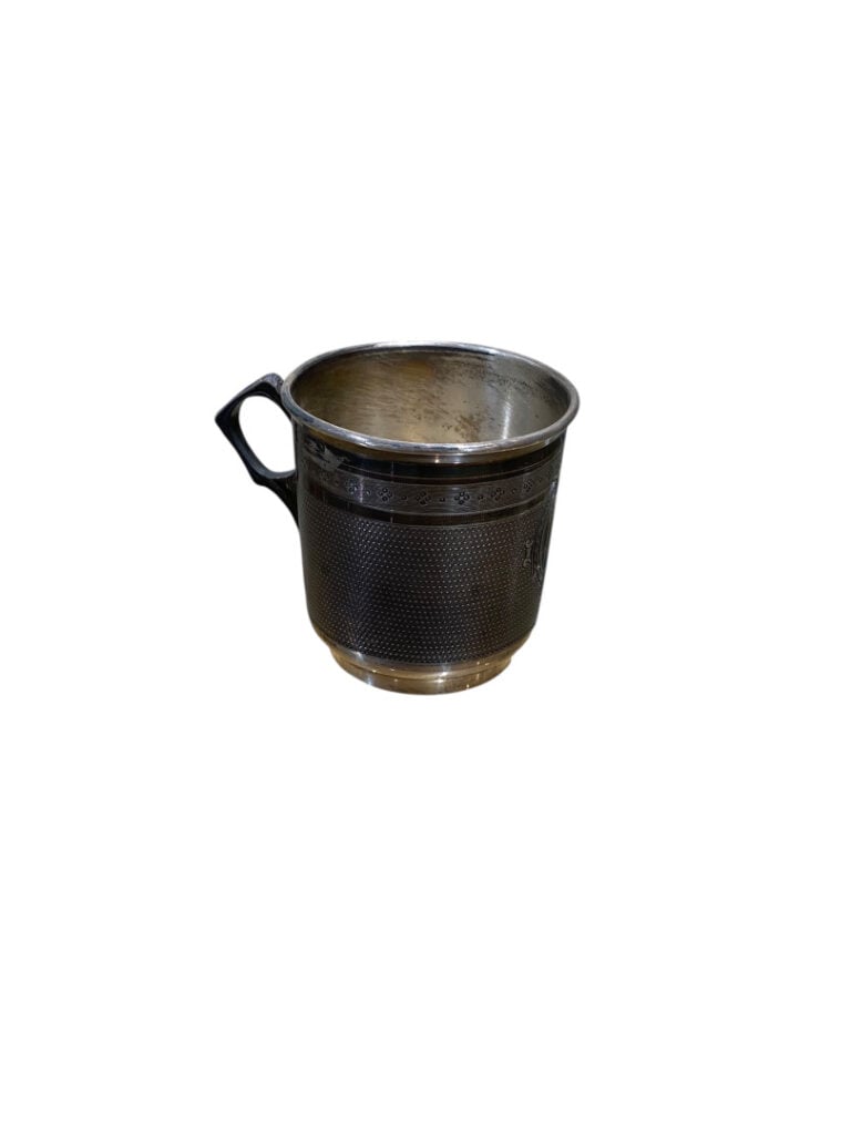 Petite tasse en argent (925) chiffré à décor de frise sur fond guilloché - H. 6…