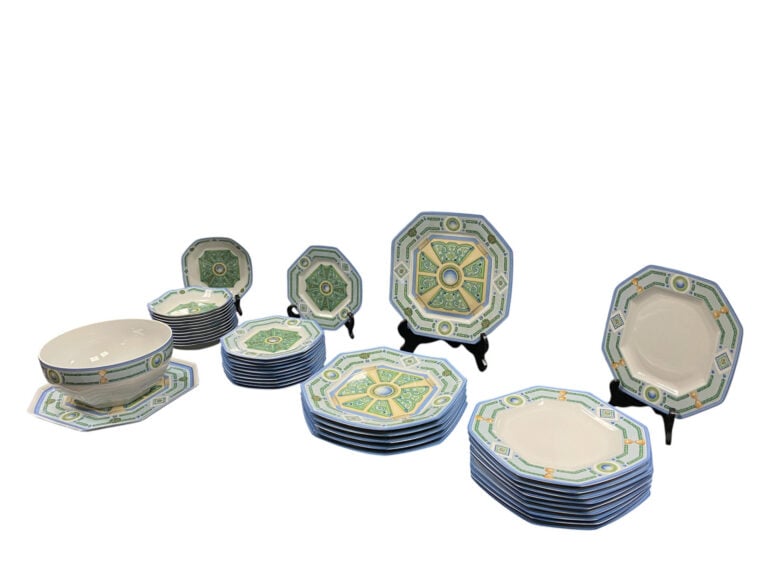 Philippe DESHOULIERES à Limoges - Service de table de 42 pièces en porcelaine é…