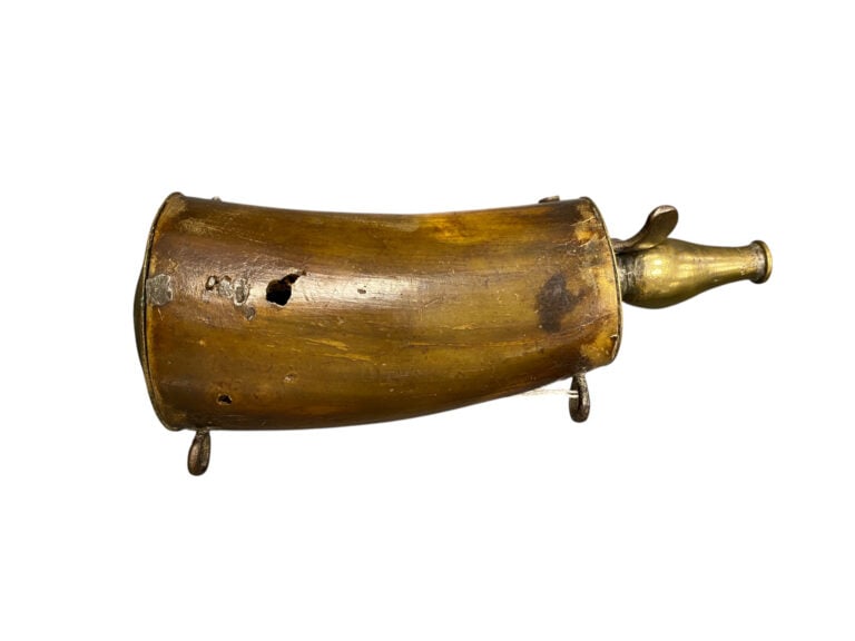 Poire à poudre - Corps en corne, à deux anneaux de suspente. Bec et fond en lai…