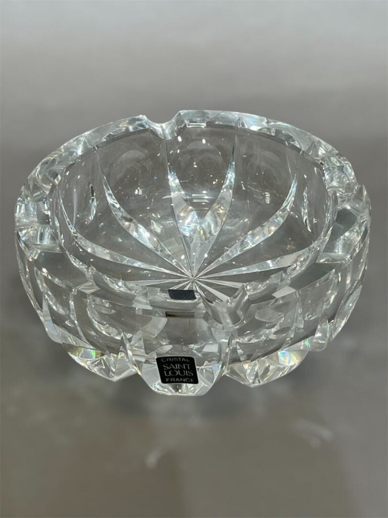 SAINT LOUIS - Cendrier en cristal taillé - Marque sous la base - Diam : 15 cm