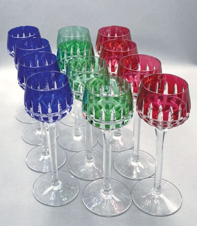 Saint-Louis. Douze verres roemer, modèle Manhattan, en cristal taillé à côtes b…