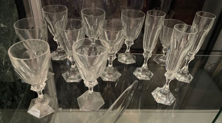 SAINT LOUIS - Partie de service de verres en cristal modèle "Harcourt" comprena…