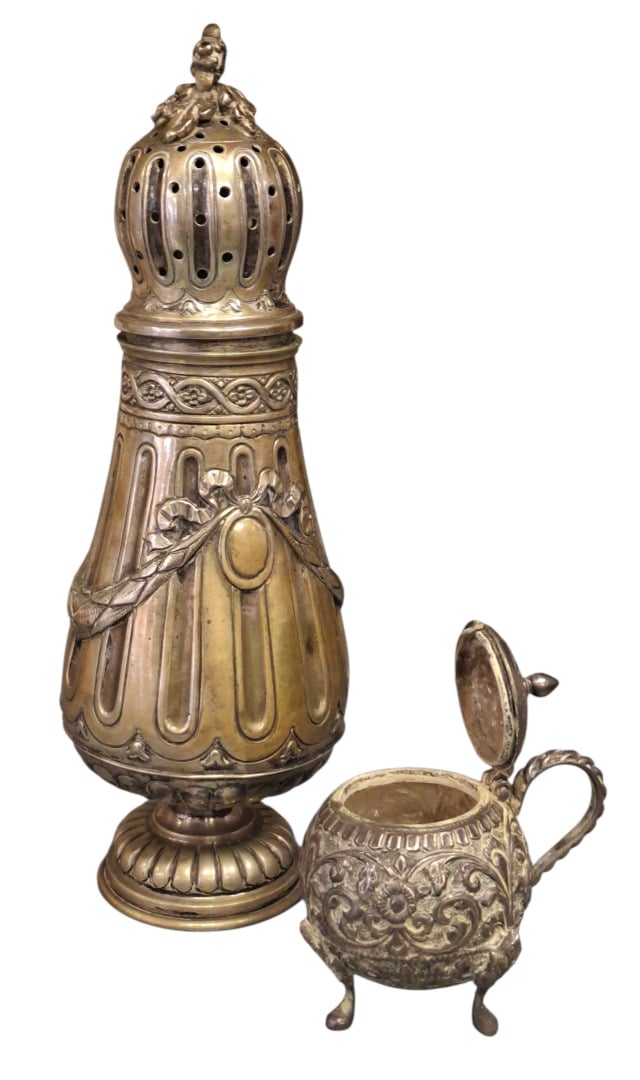Saupoudroir de forme balustre en argent (800) à décor néoclassique de canaux et…