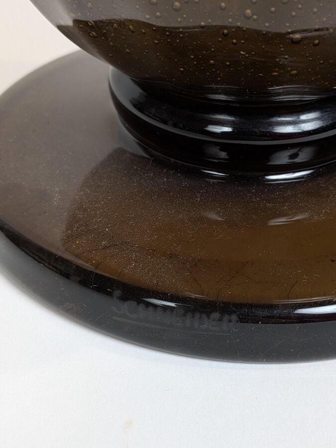 SCHNEIDER - Grand vase à corps facetté sur piédouche circulaire en verre bullé…
