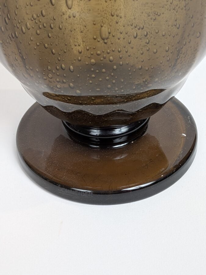 SCHNEIDER - Grand vase à corps facetté sur piédouche circulaire en verre bullé…