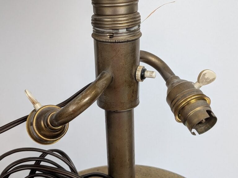 SCHNEIDER - Grand vase à corps facetté sur piédouche circulaire en verre bullé…