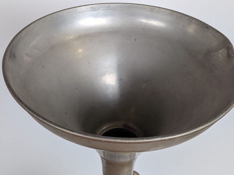 SCHNEIDER - Grand vase à corps facetté sur piédouche circulaire en verre bullé…