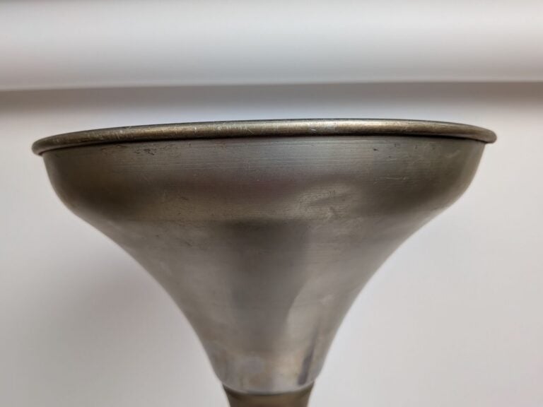 SCHNEIDER - Grand vase à corps facetté sur piédouche circulaire en verre bullé…