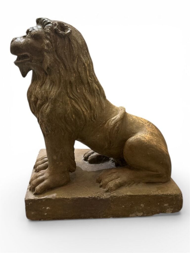Sculpture de lion assis en terre cuite patinée - H : 62 cm - L : 32 cm - P : 52…