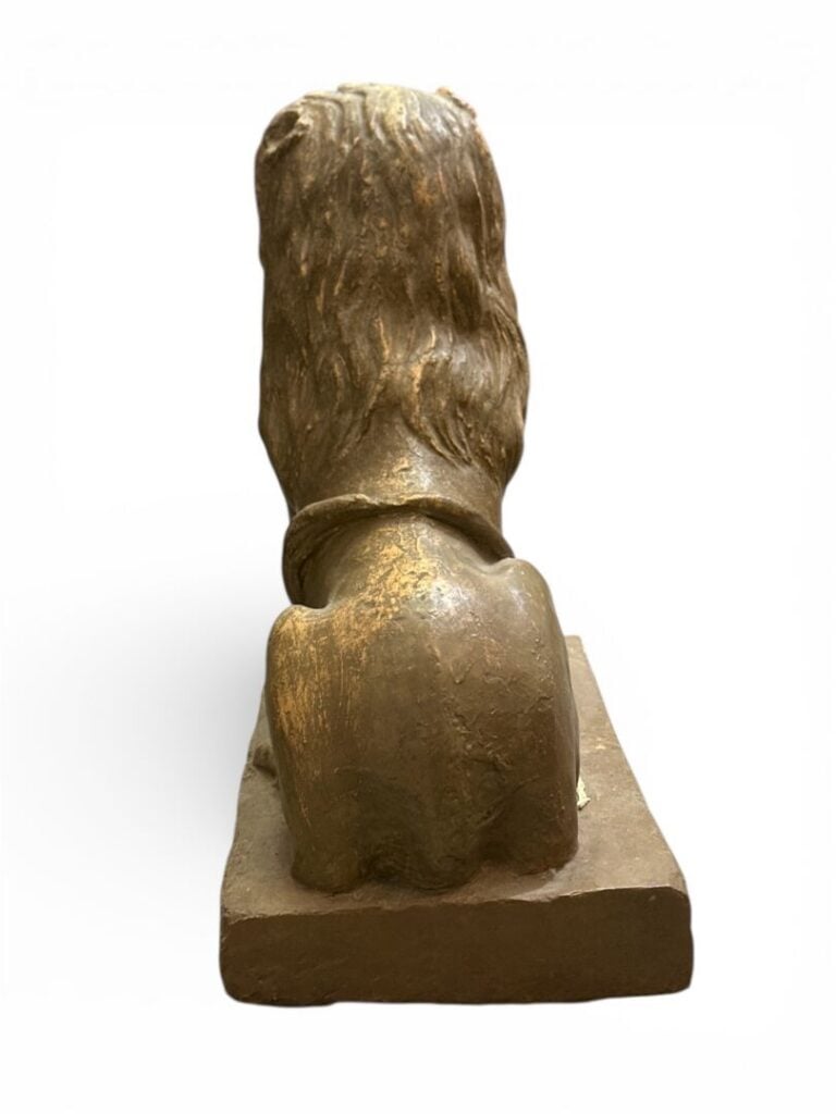 Sculpture de lion assis en terre cuite patinée - H : 62 cm - L : 32 cm - P : 52…