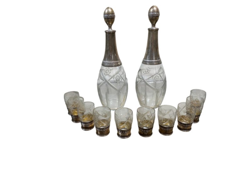 Service à liqueur comprenant deux carafes en verre taillé et gravé à motif flor…