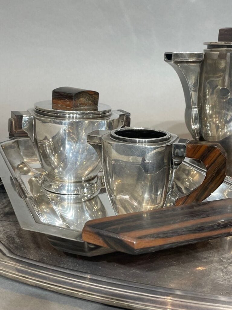 Service à thé café de style Art Déco en métal argenté comprenant : - - un petit…