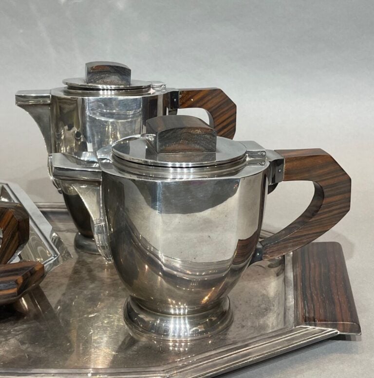 Service à thé café de style Art Déco en métal argenté comprenant : - - un petit…