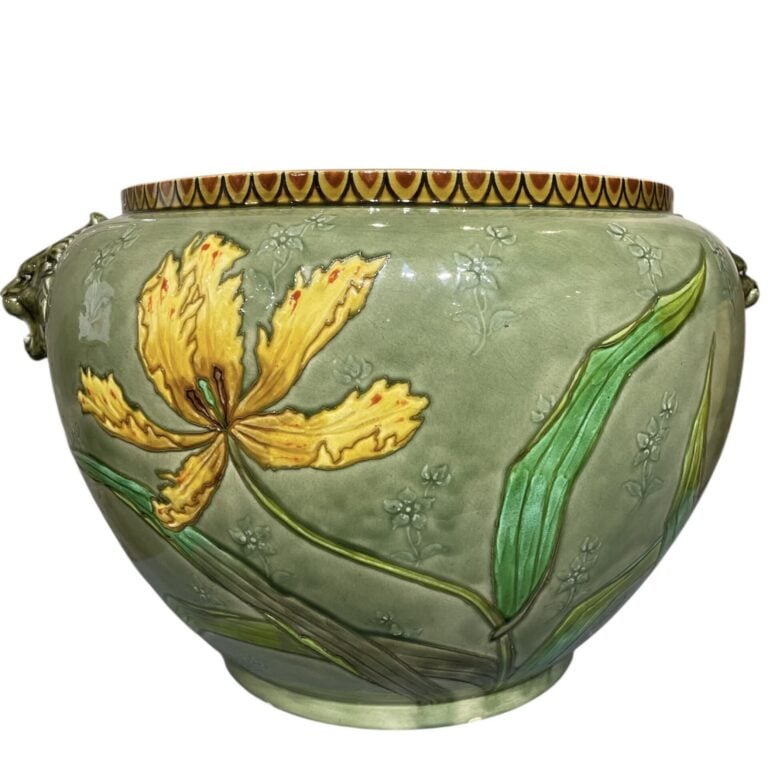 SEVRES - Cache-pot en barbotine à décor floral polychrome sur fond vert, les an…