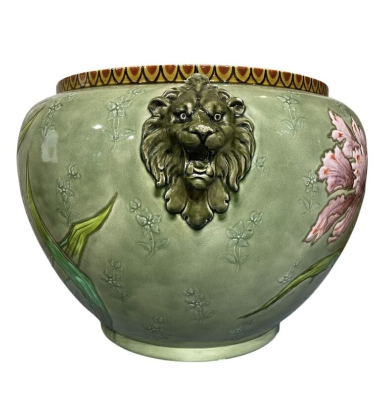 SEVRES - Cache-pot en barbotine à décor floral polychrome sur fond vert, les an…