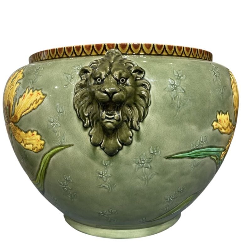 SEVRES - Cache-pot en barbotine à décor floral polychrome sur fond vert, les an…