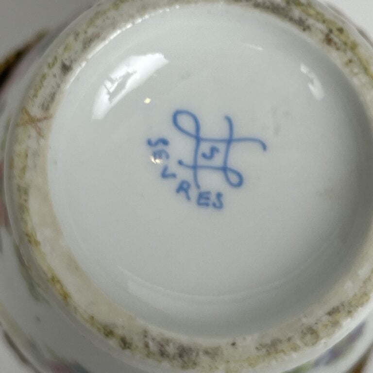 SEVRES. Vase en porcelaine monture en bronze doré à décor de fleurettes. - Haut…