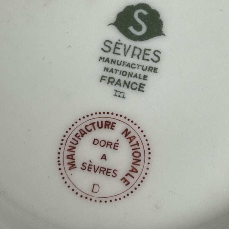 SEVRES - Vase ovoïde en porcelaine de Limoges à décor de fleurettes dorées sur…