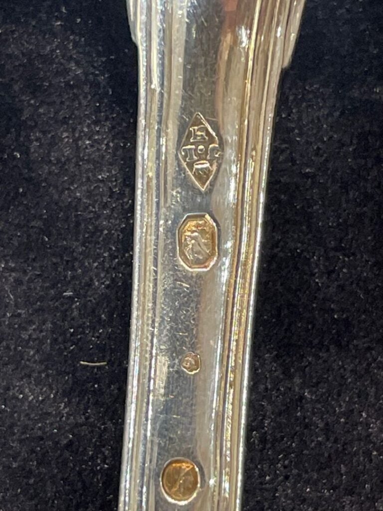 Suite de 12 cuillères à soupe en argent (950), à décor double filet et d'armoir…