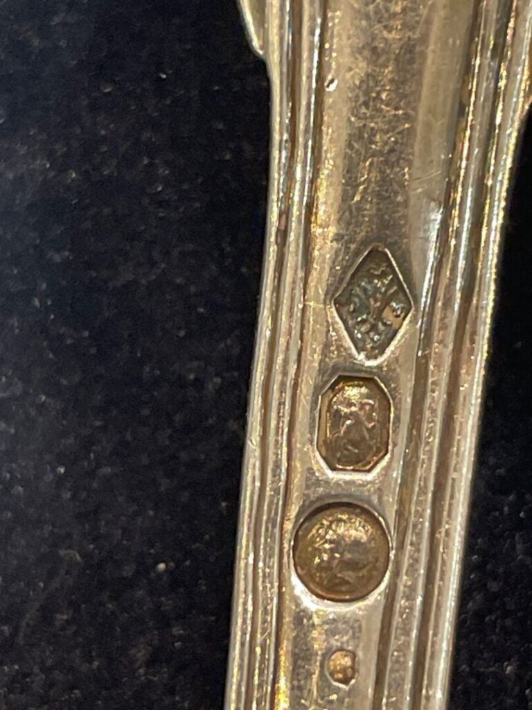 Suite de 12 cuillères à soupe en argent (950), à décor double filet et d'armoir…