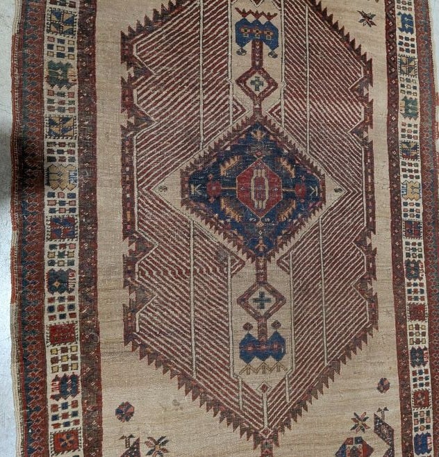 Tapis Sarab persan à médaillon central hexagonal sur fond beige ; triple bordur…