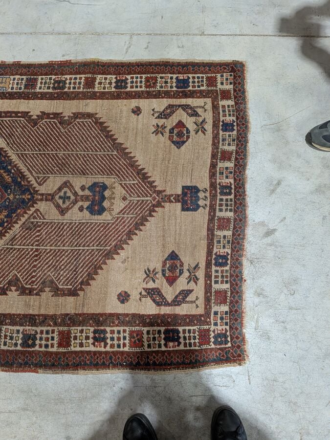 Tapis Sarab persan à médaillon central hexagonal sur fond beige ; triple bordur…