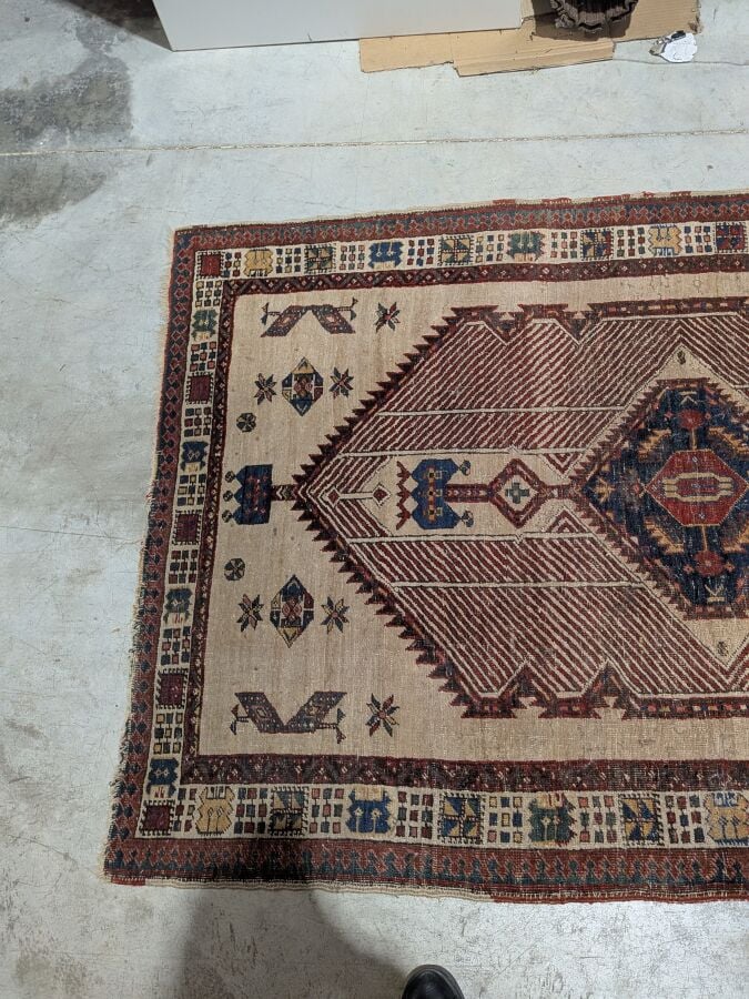 Tapis Sarab persan à médaillon central hexagonal sur fond beige ; triple bordur…