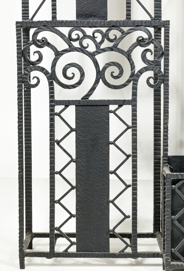 Travail FRANCAIS 1930 - Vestiaire en fer forgé martelé à décor géométrique ajou…