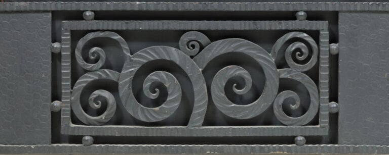 Travail FRANCAIS 1930 - Vestiaire en fer forgé martelé à décor géométrique ajou…