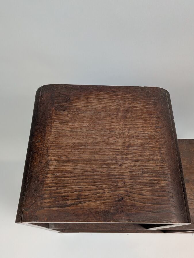 Travail français 30/40 - Bibliothèque basse à décrochement en bois de placage -…