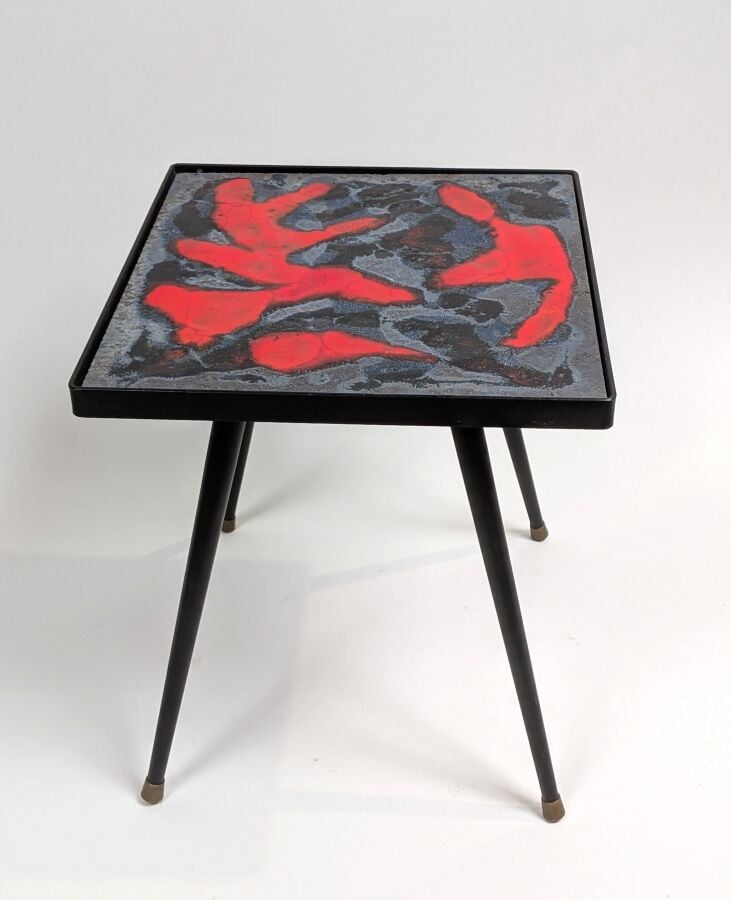 Travail français 60/70 - Table basse de forme carrée en fer forgé noirci à plat…
