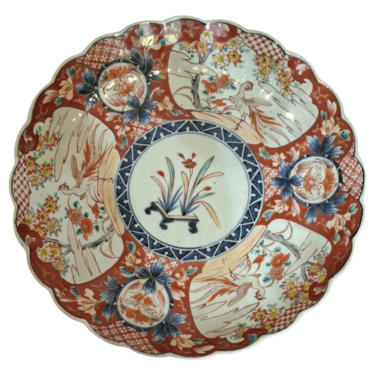 Trois assiettes polylobées en porcelaine à décor Imari - Diam : 31 cm (la plus…