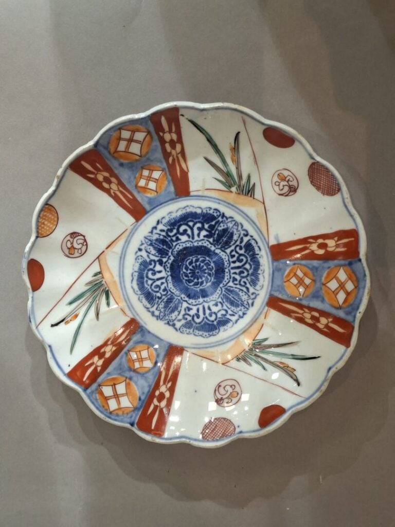 Trois assiettes polylobées en porcelaine à décor Imari - Diam : 31 cm (la plus…