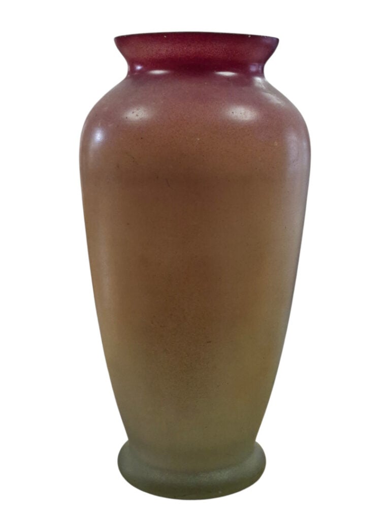 Vase balustre en verre à col évasé à décor peint de feuilles vigne sur la panse…