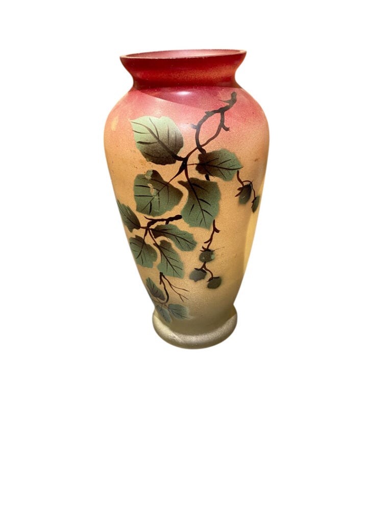 Vase balustre en verre à col évasé à décor peint de feuilles vigne sur la panse…