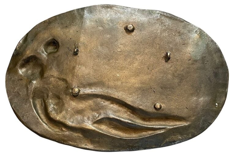 Vide-poche en bronze à patine dorée à décor en relief d'une femme nue et d'un e…