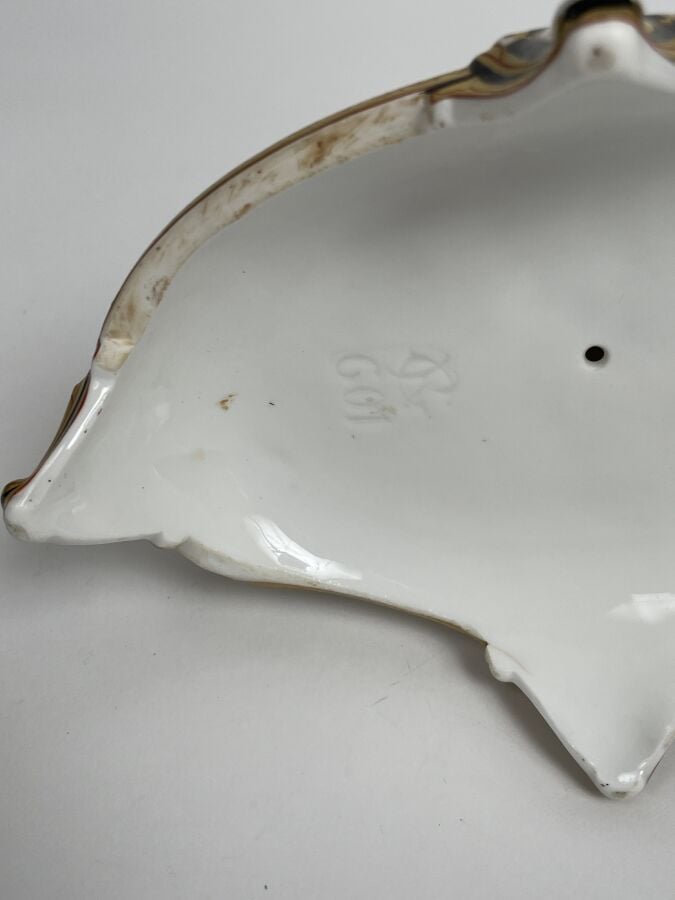 VIDE-POCHE en porcelaine émaillée polychrome à motif en relief d'une femme alan…