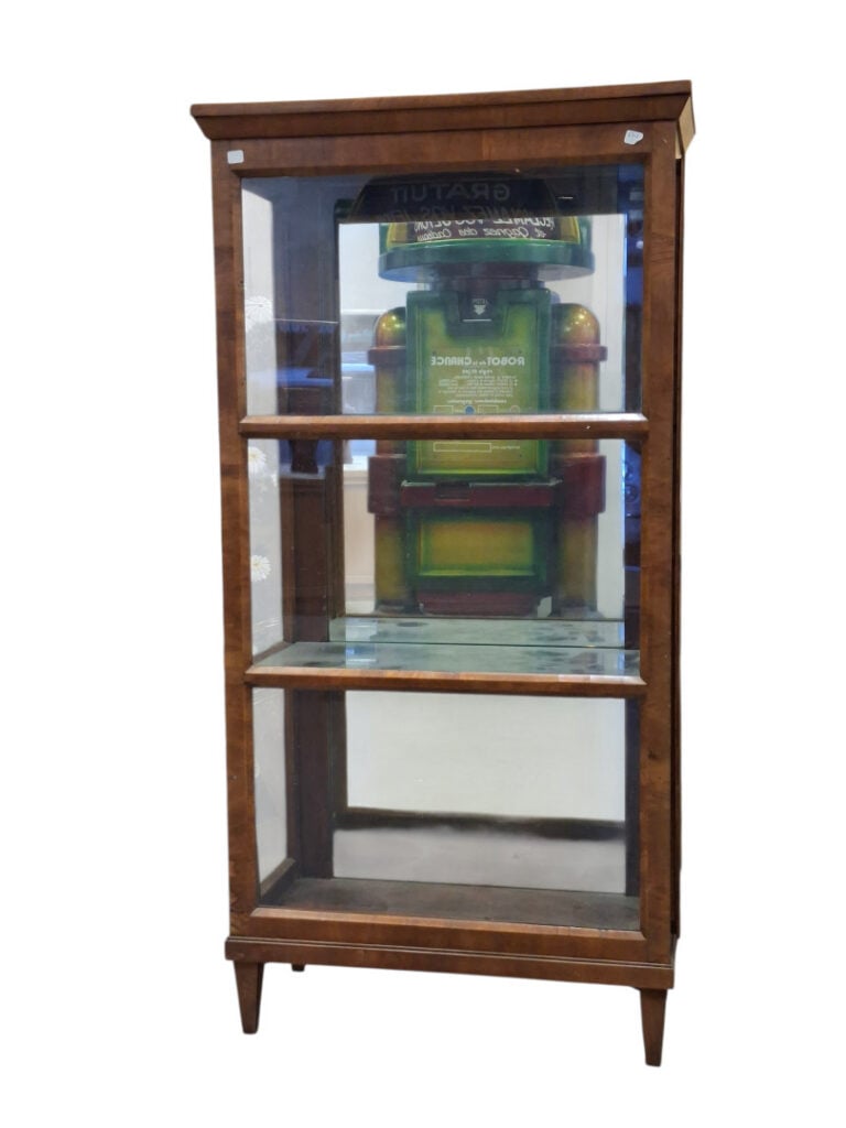 Vitrine en placage de noyer ouvrant à une porte vitrée découvrant trois niveaux…