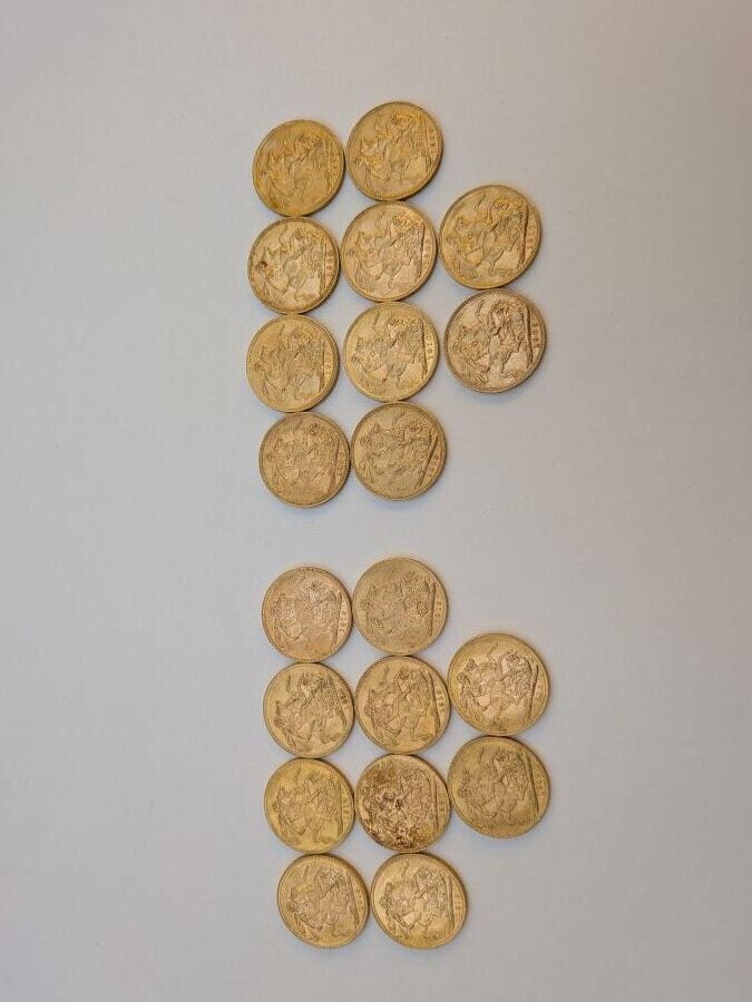 10 souverains anglais type Georges V or (1913 (x 7), 1914, 1912, 1927) et 10 so…