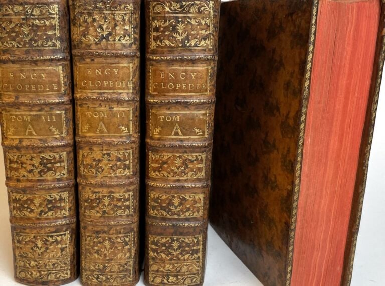 45 volumes in-4 plein veau, dos à nerfs orné, tranches rouges. - - Encyclopédie…